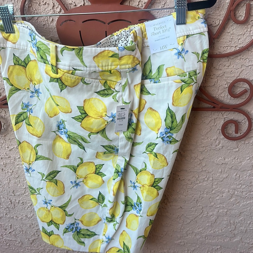 Talbots Perfect short with tags. New condition. 14W lemons.